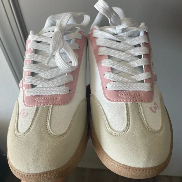 Hello Kitty Sneakers - Picture 5 of 9